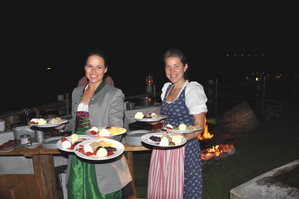 Mitarbeiter in fescher Salzburger Tracht