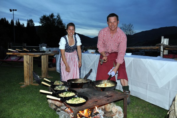 Das Essen kann auch am offenen Feuer zubereitet werden - ein besonderes Erlebnis für Ihre Feier.