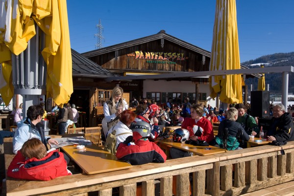 Die Terrasse des Dampfkessel in Flachau lädt zum Sonnenbaden ein. ©GruberM