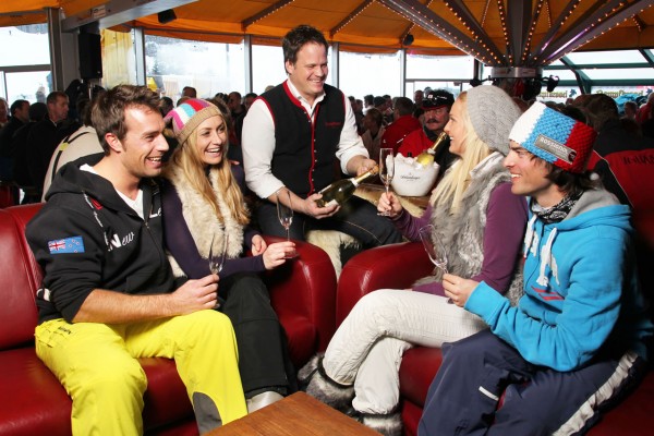 Gastgeber Tom mit seinen Gästen beim Après-Ski
